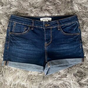 Eighty Two women blue denim cuffed hemline jeans shorts. Size 05. Used.
